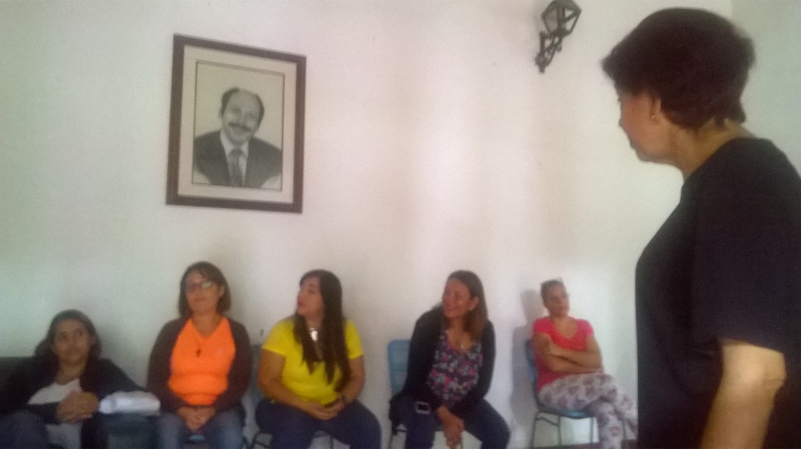 Asistentes al conversatorio sobre resiliencia